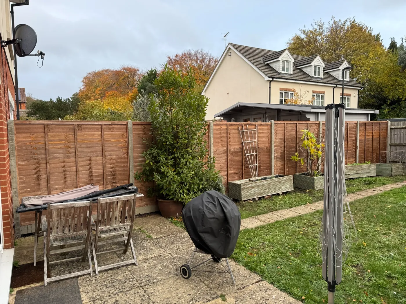 New garden fence line installed in Guildford