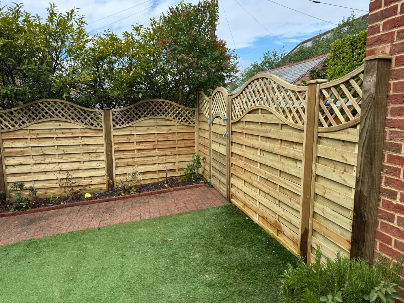 Decorative wave trellis top fence panels with a matching gate